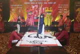 Bút lông khổng lồ 2m7 và thông điệp “Vươn mình” của nghệ sĩ Thư pháp Quang Lĩnh tại lễ kỷ niệm 1 năm GEN CLUB