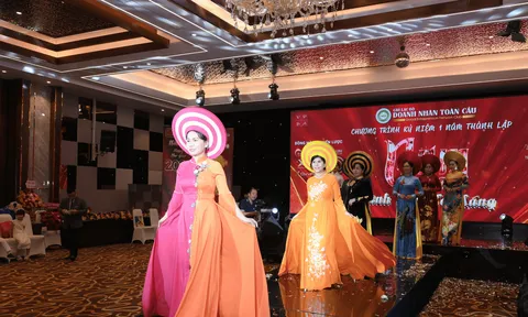 ÁO DÀI ƠI CỦA NTK CAO THỊ LAN ĐÃ BIỂU DIỄN THÀNH CÔNG VỚI BỘ SƯU TẬP “NGỌC XUÂN TỎA SÁNG” TẠI SỰ KIỆN GEM SHOW – GEN CLUB MỪNG 1 NĂM THÀNH LẬP