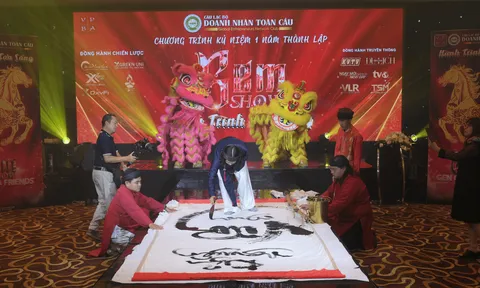 Bút lông khổng lồ 2m7 và thông điệp “Vươn mình” của nghệ sĩ Thư pháp Quang Lĩnh tại lễ kỷ niệm 1 năm GEN CLUB