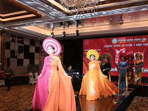 ÁO DÀI ƠI CỦA NTK CAO THỊ LAN ĐÃ BIỂU DIỄN THÀNH CÔNG VỚI BỘ SƯU TẬP “NGỌC XUÂN TỎA SÁNG” TẠI SỰ KIỆN GEM SHOW – GEN CLUB MỪNG 1 NĂM THÀNH LẬP