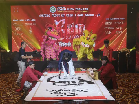 Bút lông khổng lồ 2m7 và thông điệp “Vươn mình” của nghệ sĩ Thư pháp Quang Lĩnh tại lễ kỷ niệm 1 năm GEN CLUB