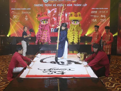 Bút lông khổng lồ 2m7 và thông điệp “Vươn mình” của nghệ sĩ Thư pháp Quang Lĩnh tại lễ kỷ niệm 1 năm GEN CLUB