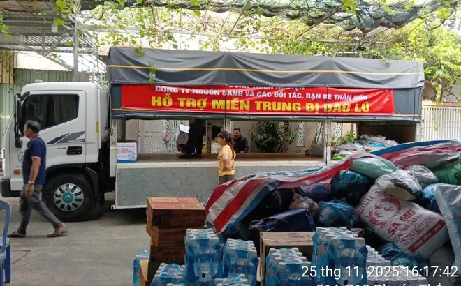 TIẾP SỨC VÙNG LŨ: "CHUYẾN XE NGHĨA TÌNH" ĐẾN VỚI ĐỒNG BÀO PHÚ YÊN